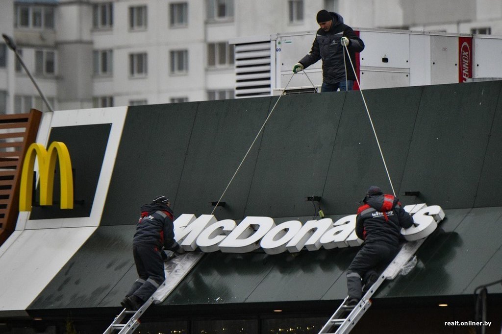 Прощаемся с McDonald's. В Беларуси на зданиях ресторанов быстрого питания начали демонтировать вывески