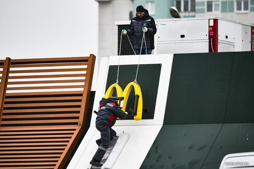 Прощаемся с McDonald's. В Беларуси на зданиях ресторанов быстрого питания начали демонтировать вывески