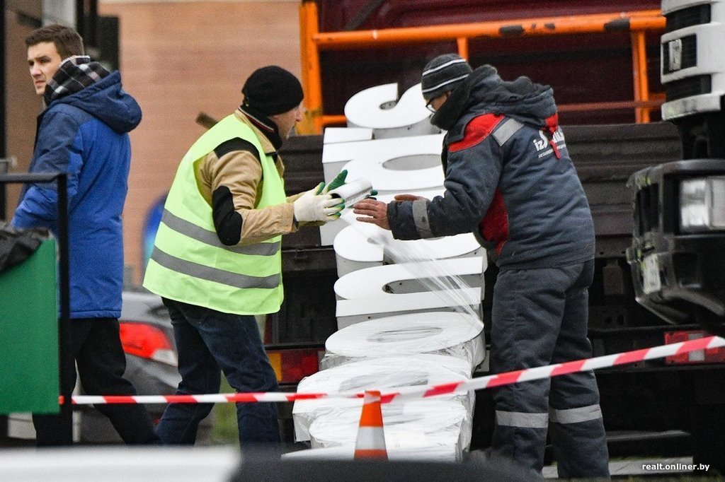 Прощаемся с McDonald's. В Беларуси на зданиях ресторанов быстрого питания начали демонтировать вывески