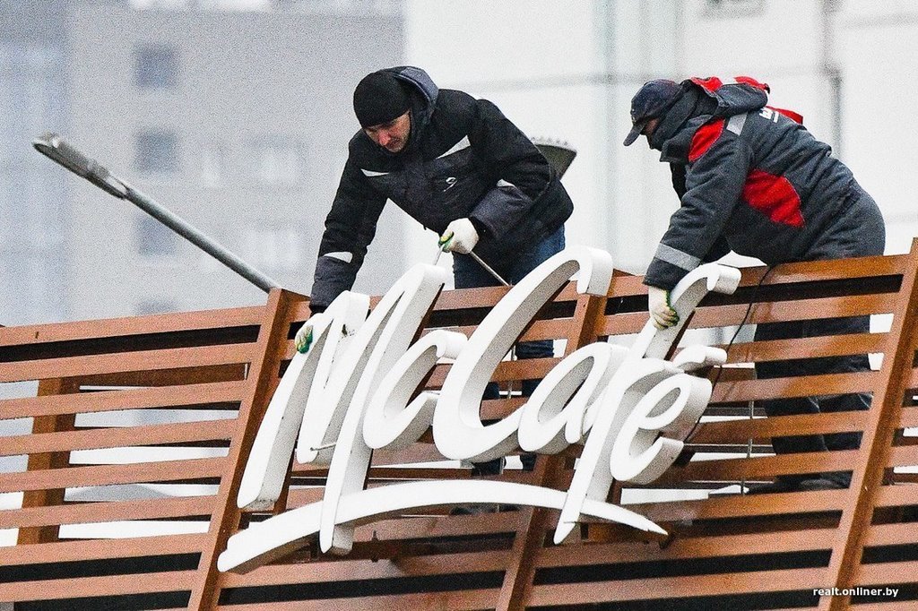 Прощаемся с McDonald's. В Беларуси на зданиях ресторанов быстрого питания начали демонтировать вывески