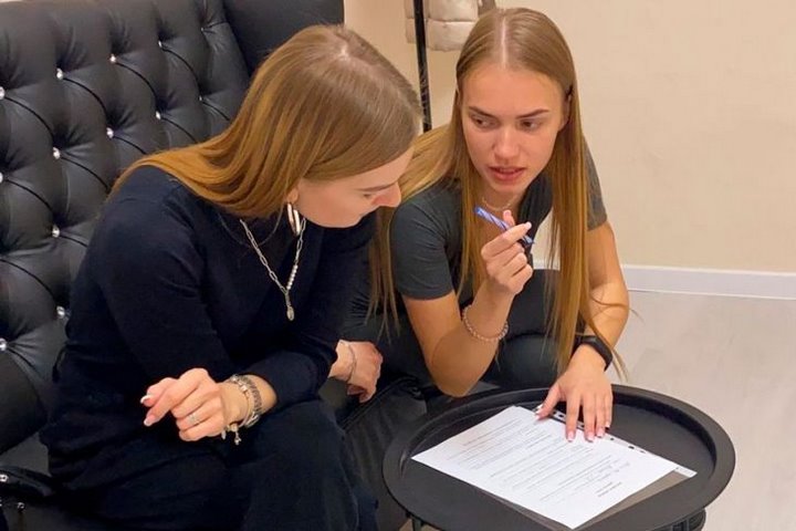 «Вложила 4000 рублей — отбила их за два месяца». Как войти в бьюти-бизнес с нуля и сколько можно заработать