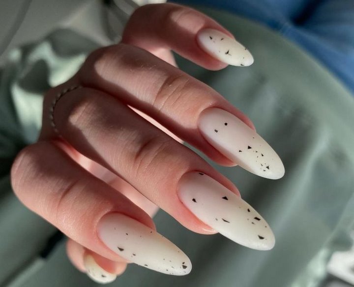 «Вложила 4000 рублей — отбила их за два месяца». Как войти в бьюти-бизнес с нуля и сколько можно заработать