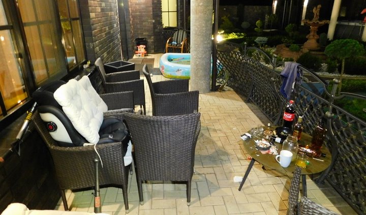 Жесть... В Пинске ребенок с отцом избили гостя, а потом устроили стрельбу из ружья (видео)