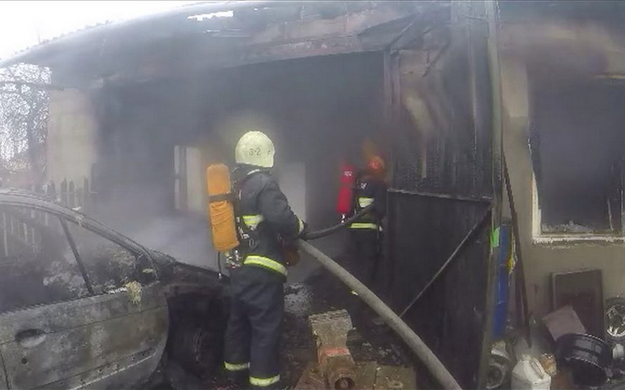 В Барановичах в гараже сгорел автомобиль