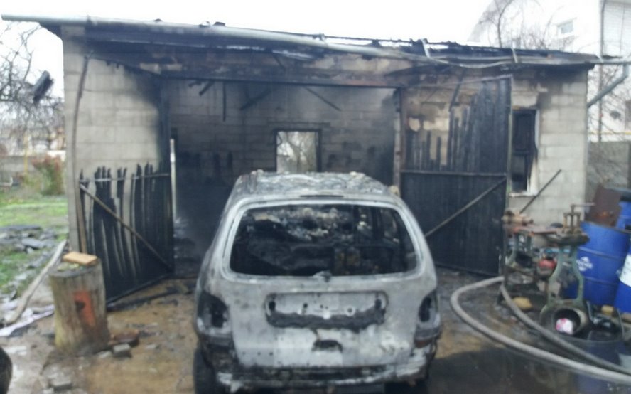 В Барановичах в гараже сгорел автомобиль