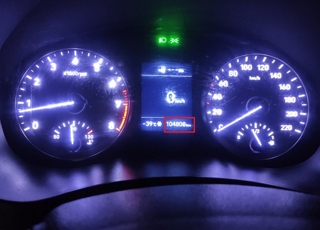 «Один владелец, не бита, не крашена». Такси с отмотанным пробегом сбывают через «перекупов»