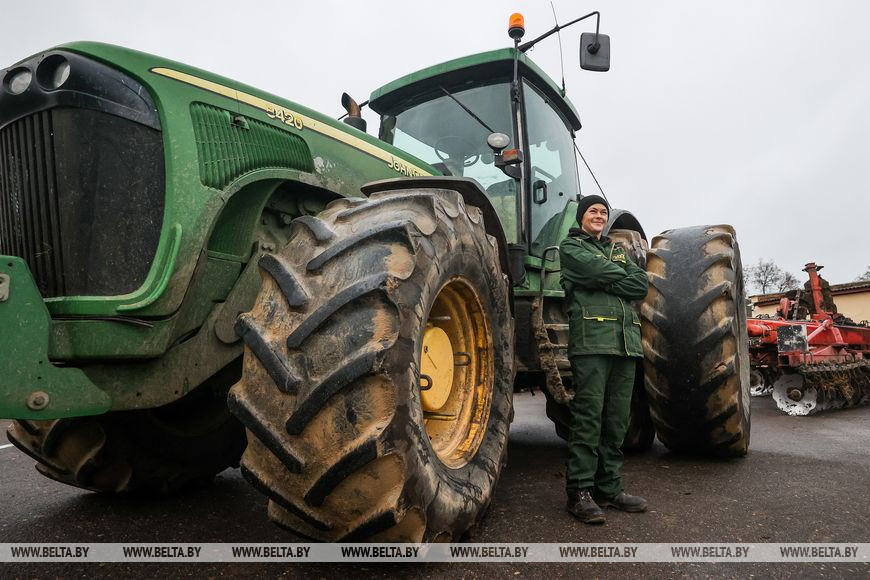 Как хрупкая женщина стала механизатором. Репортаж из Каменецкого района
