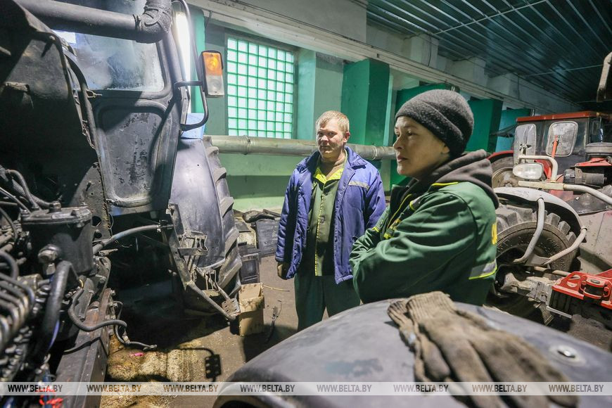 Как хрупкая женщина стала механизатором. Репортаж из Каменецкого района