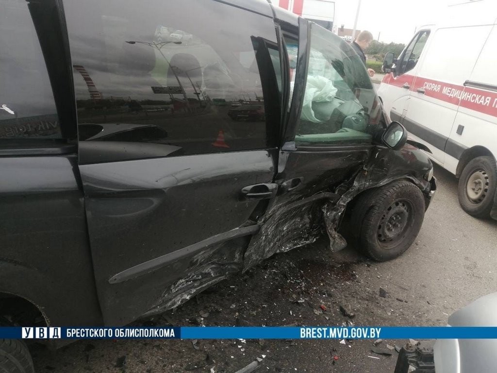 Ребенка и двух женщин забрала скорая. Подробности ДТП на кольце в Барановичах 