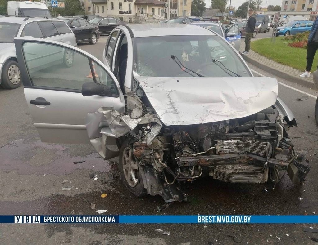 Ребенка и двух женщин забрала скорая. Подробности ДТП на кольце в Барановичах 