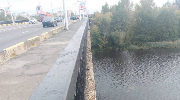 Спасатели сняли с моста девушку в Бресте