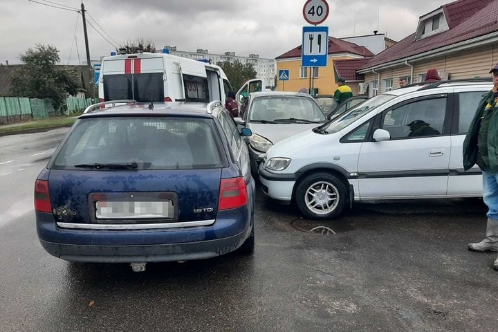 В Беларуси водитель умер прямо за рулем, а его Renault покатился в другие машины
