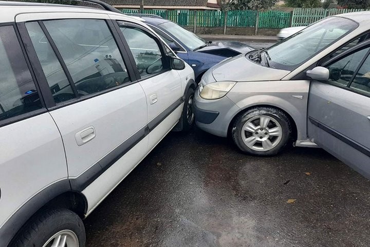 В Беларуси водитель умер прямо за рулем, а его Renault покатился в другие машины