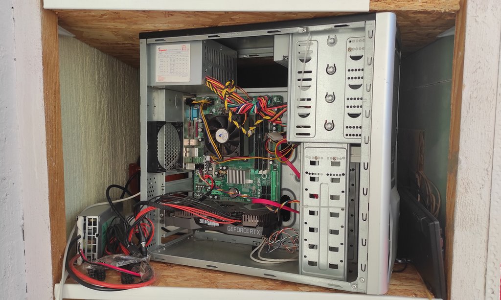 Белорус год назад стал майнить криптовалюту на своем балконе. Сколько заработал?