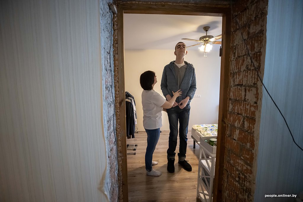 «Врачи при виде сына рты открывали». В свои 14 лет этот парень вырос до 214 сантиметров