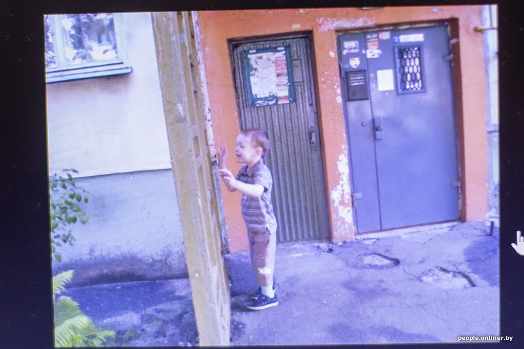 «Врачи при виде сына рты открывали». В свои 14 лет этот парень вырос до 214 сантиметров