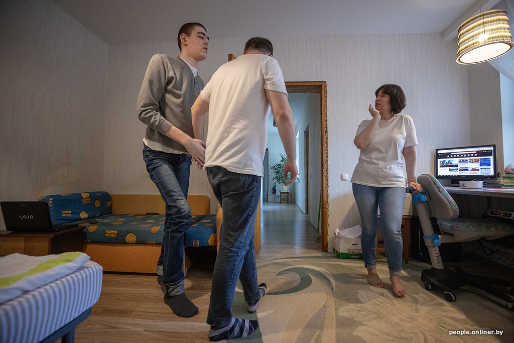 «Врачи при виде сына рты открывали». В свои 14 лет этот парень вырос до 214 сантиметров