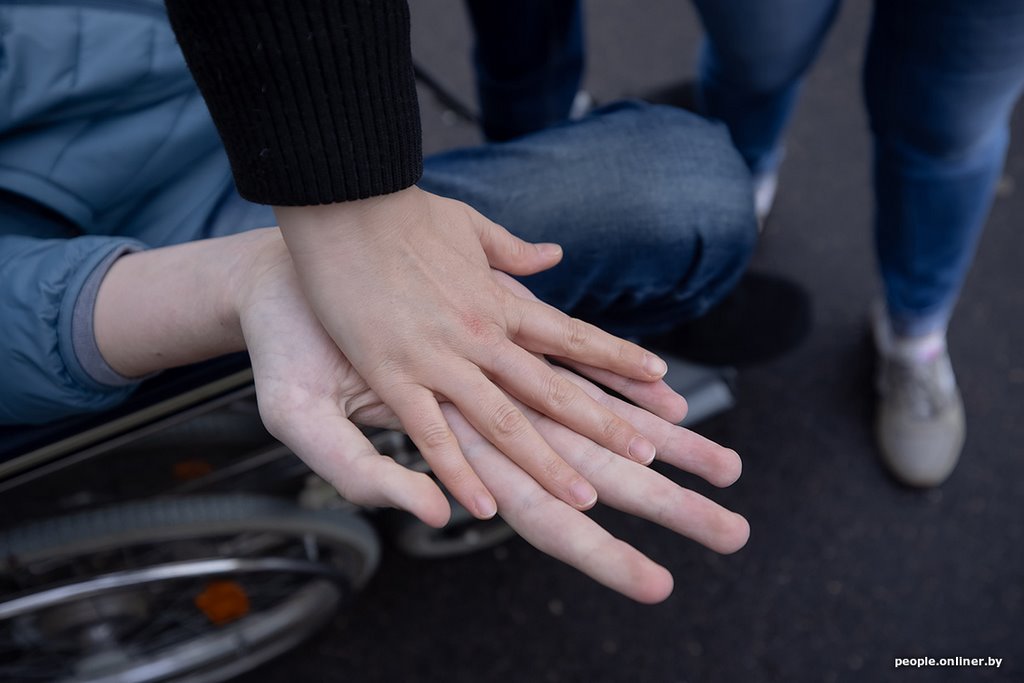 «Врачи при виде сына рты открывали». В свои 14 лет этот парень вырос до 214 сантиметров