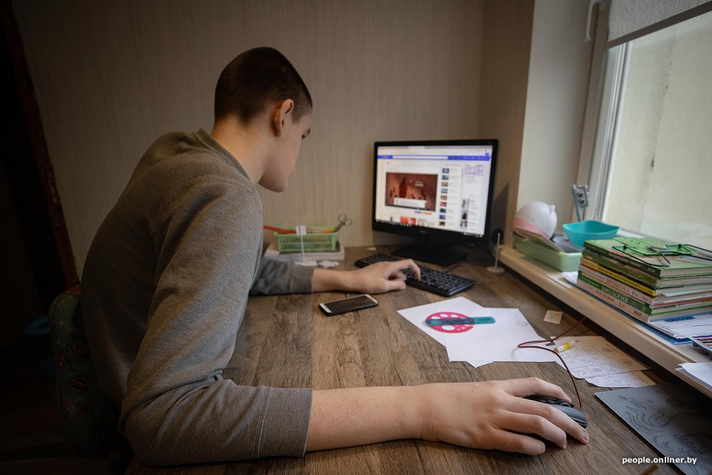 «Врачи при виде сына рты открывали». В свои 14 лет этот парень вырос до 214 сантиметров