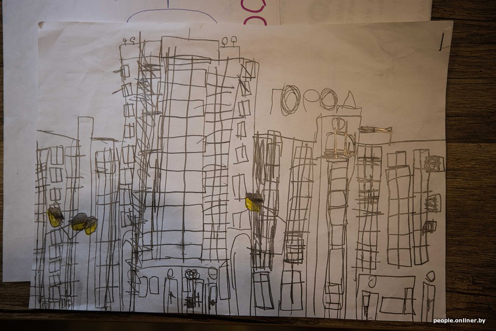 «Врачи при виде сына рты открывали». В свои 14 лет этот парень вырос до 214 сантиметров