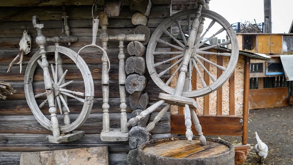 Многодетная семья оставила квартиру в райцентре ради домика в деревне. Что дальше?