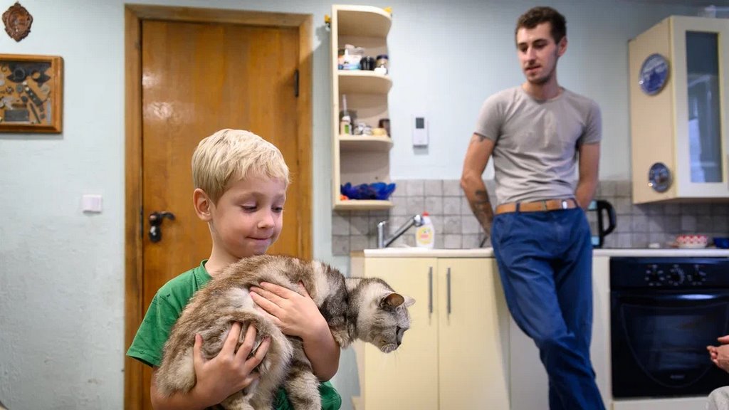 Многодетная семья оставила квартиру в райцентре ради домика в деревне. Что дальше?