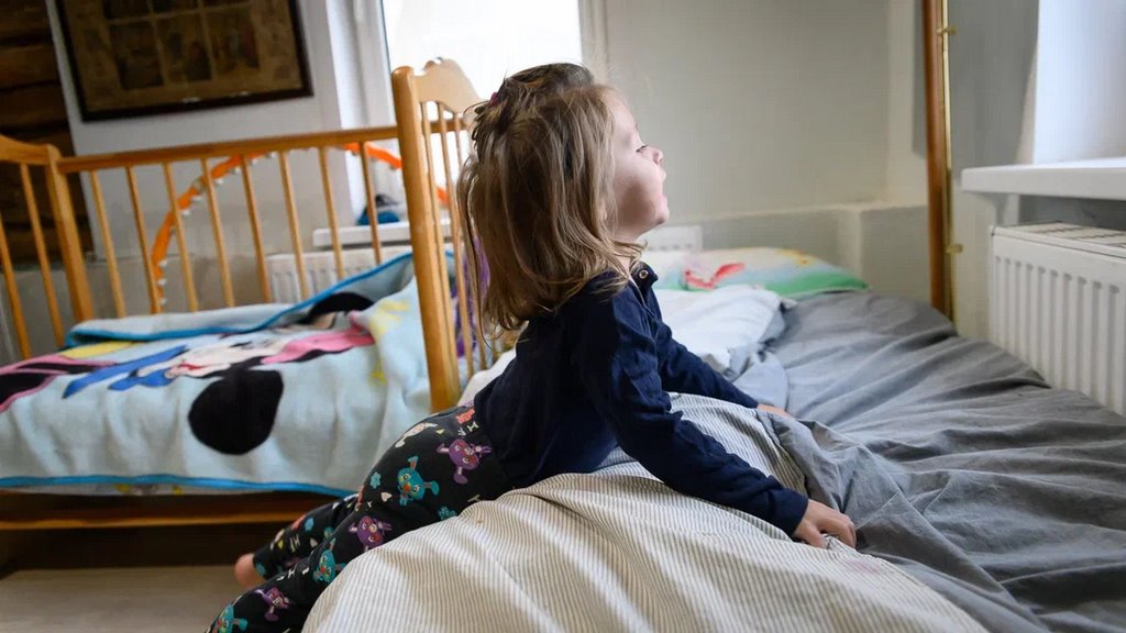 Многодетная семья оставила квартиру в райцентре ради домика в деревне. Что дальше?