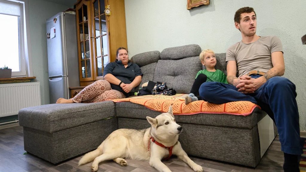 Многодетная семья оставила квартиру в райцентре ради домика в деревне. Что дальше?