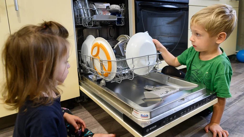 Многодетная семья оставила квартиру в райцентре ради домика в деревне. Что дальше?