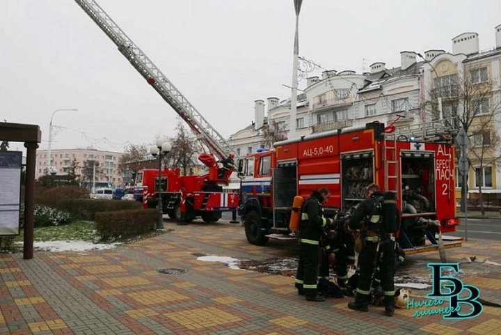 Сегодня утром здание Брестского академического театра драмы по периметру было оцеплено сотрудниками МЧС