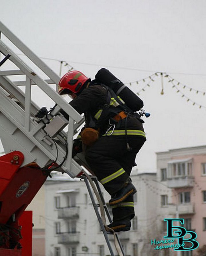 Сегодня утром здание Брестского академического театра драмы по периметру было оцеплено сотрудниками МЧС