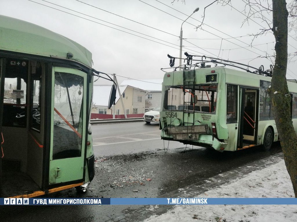 В Минске водитель одного троллейбуса заснул и врезался в другой — пострадали 7 человек