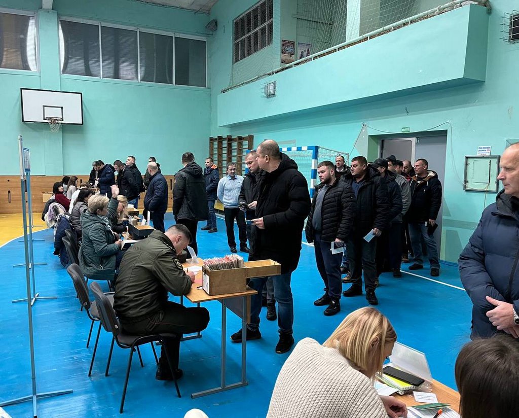 В Бресте военнообязанные прибывают на пункты сбора для сверки данных