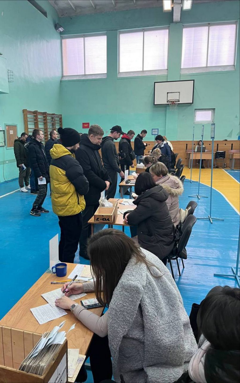 В Бресте военнообязанные прибывают на пункты сбора для сверки данных