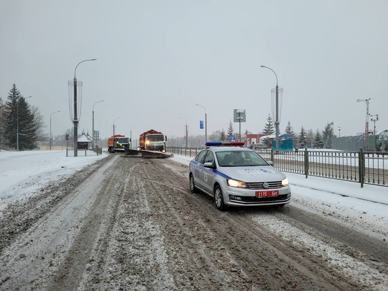 В Бресте работает снегоуборочная техника