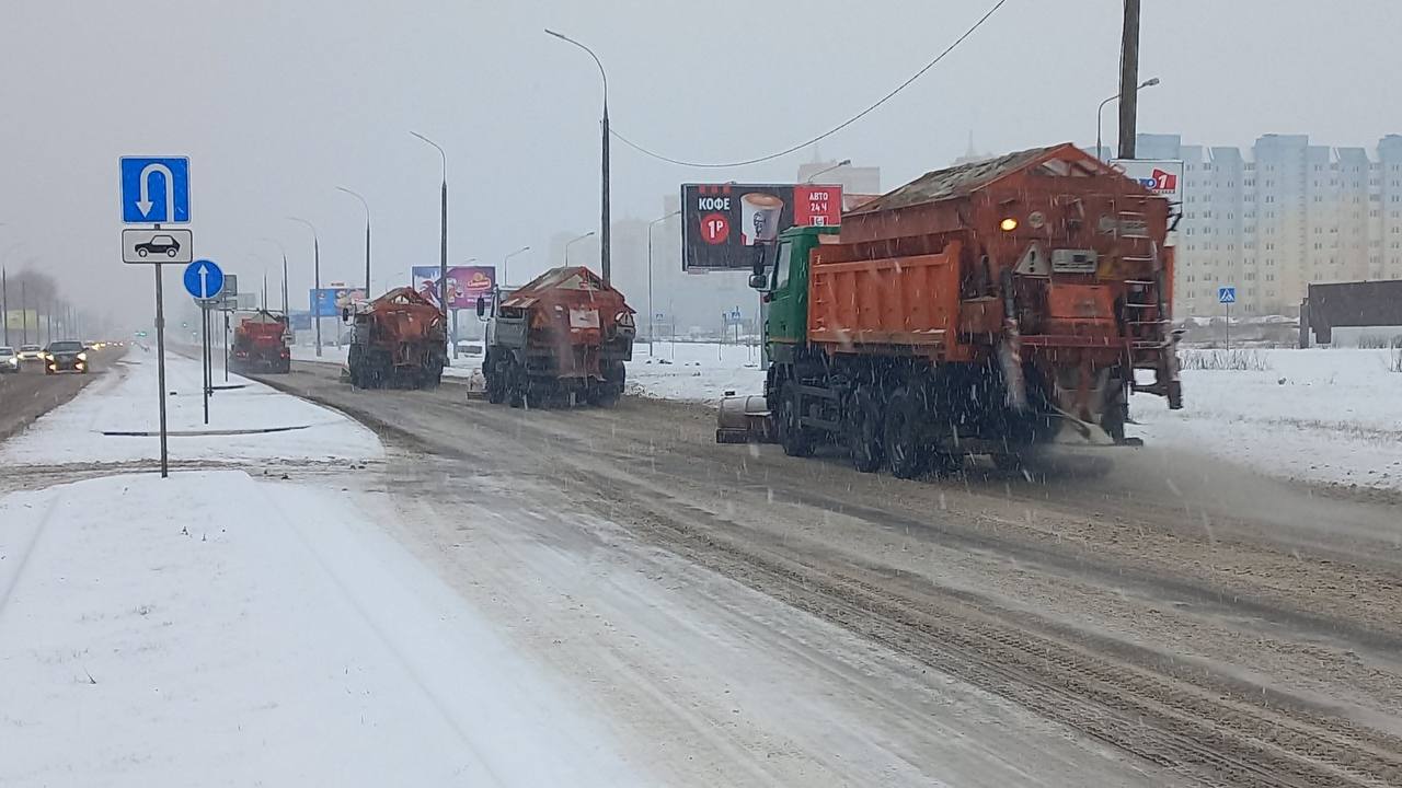 В Бресте работает снегоуборочная техника