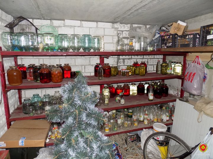 Женщина сделала запасы на зиму, а сосед решил их украсть. Случай в Брестской области