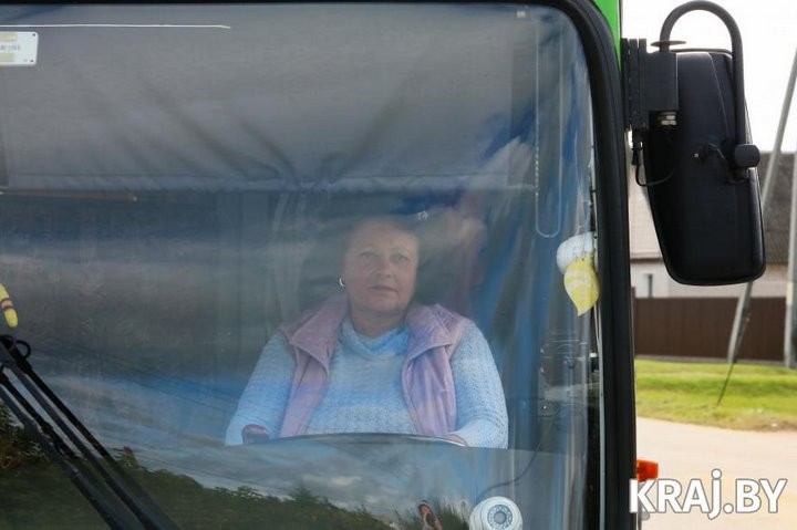 «Не дрова везу, а людей». Белоруска вышла на пенсию и стала водителем городского автобуса