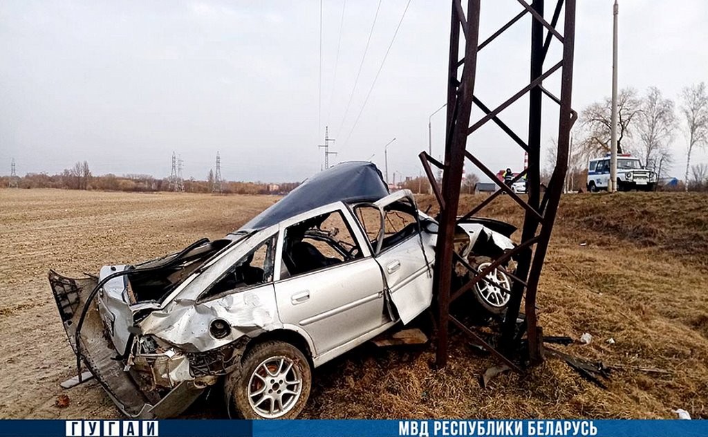 В Беларуси 24-летний пьяный водитель на 105 км/ч врезался в опору ЛЭП на Opel с неисправными тормозами