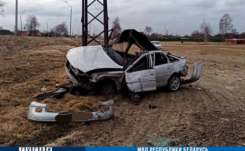 В Беларуси 24-летний пьяный водитель на 105 км/ч врезался в опору ЛЭП на Opel с неисправными тормозами