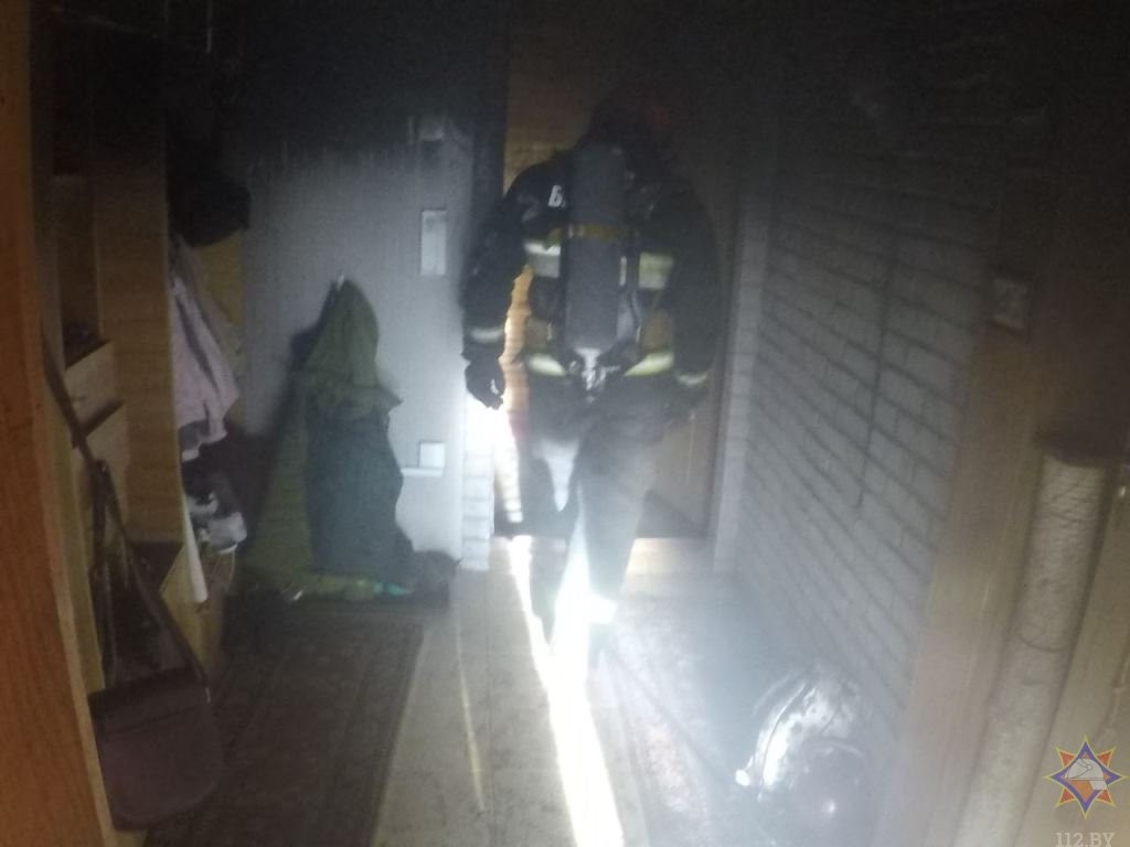 На пожаре в Барановичах работники МЧС спасли четырех человек, среди них один ребенок