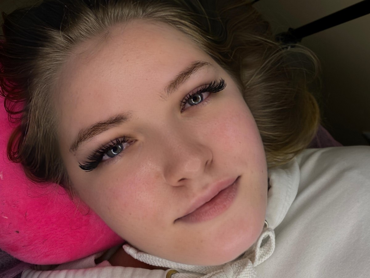 Эти бьюти-услуги в Бресте сделают вас неотразимой! Бронируйте свою запись на моделирование бровей и макияж, маникюр и педикюр, наращивание и ламинирование ресниц