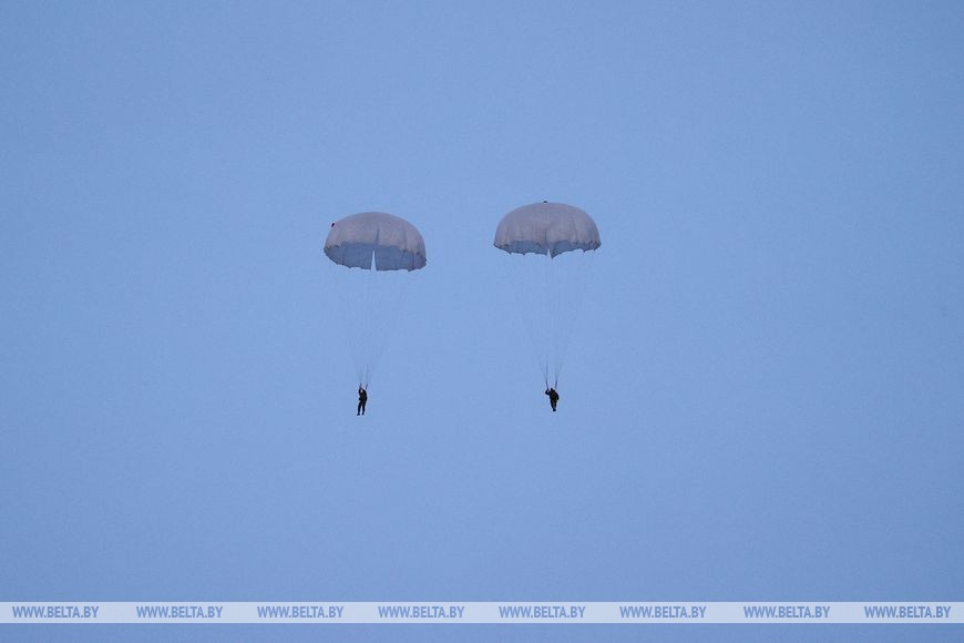 Ночное десантирование на полигоне Брестский