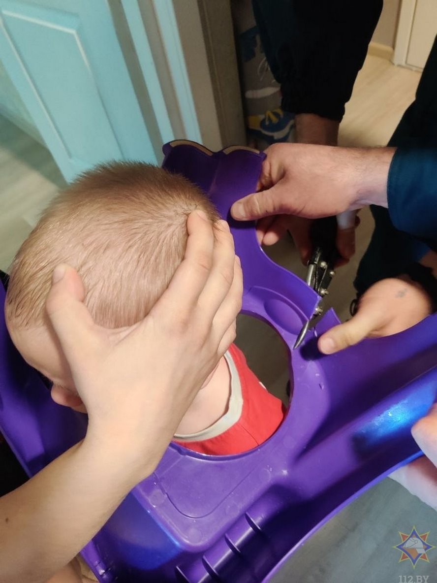 В Волковыске ребенок застрял головой в пластиковом стуле. Смотрите, как его освобождали спасатели