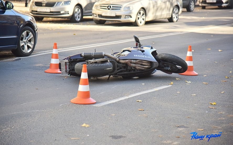 Страшная авария в центре Барановичей. Мотоциклиста увезли в реанимацию