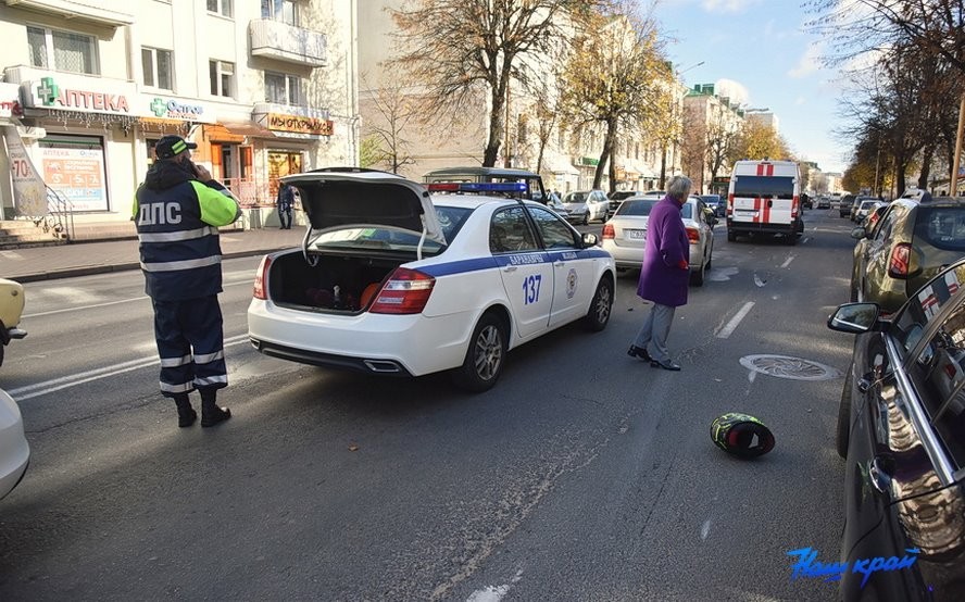 Страшная авария в центре Барановичей. Мотоциклиста увезли в реанимацию