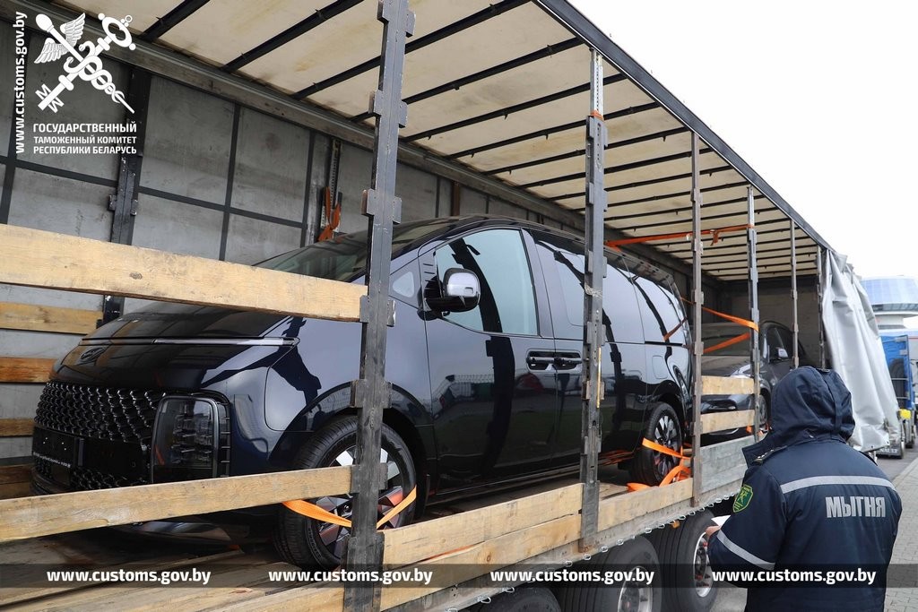 Шесть автомобилей премиум-класса задержали на таможне в Бресте. Что произошло?