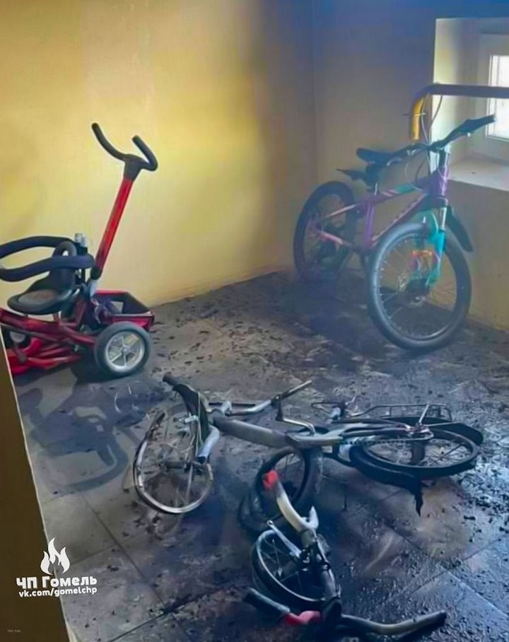 В Гомеле в подъезде кто-то поджег сразу четыре велосипеда