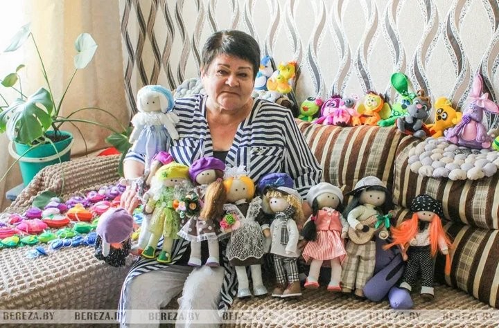 «Кукольный мир». Жительница Брестской области рассказала, как увлеклась изготовлением игрушек