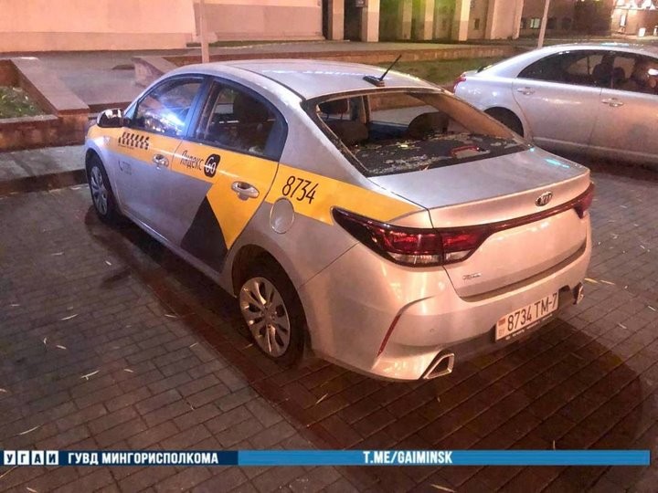 Переиграл в GTA. В Беларуси водитель проехал по пешеходной зоне и вернулся на дорогу по газону